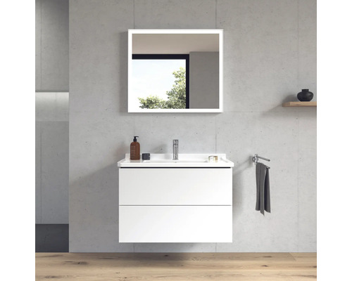 Modernes Badezimmer mit weißem Waschtischunterschrank und beleuchtetem Spiegel