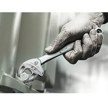 Ein Handwerker benutzt einen verstellbaren Schraubenschlüssel von Wera, um eine Schraube anzuziehen.