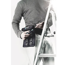 Mann mit Wera Werkzeug-Set am Gürtel und Leiter im Hintergrund.