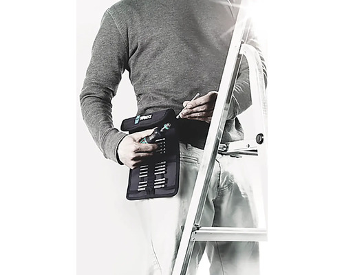 Mann mit Wera Werkzeug-Set am Gürtel und Leiter im Hintergrund.