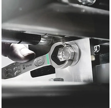 Ein Mann benutzt einen Wera Ringmaulschlüssel, um eine Schraube festzuziehen.