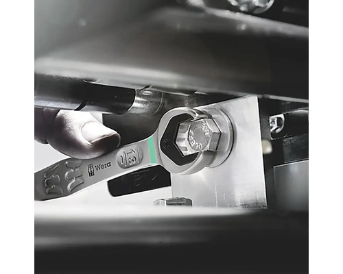 Ein Mann benutzt einen Wera Ringmaulschlüssel, um eine Schraube festzuziehen.