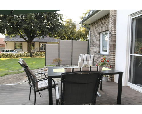 Terrasse mit Gartentisch, Stühlen und Sichtschutz