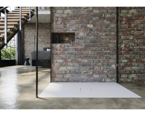 Ebenerdige Dusche mit gemauerter Wand und Glasabtrennung in modernem Badezimmer