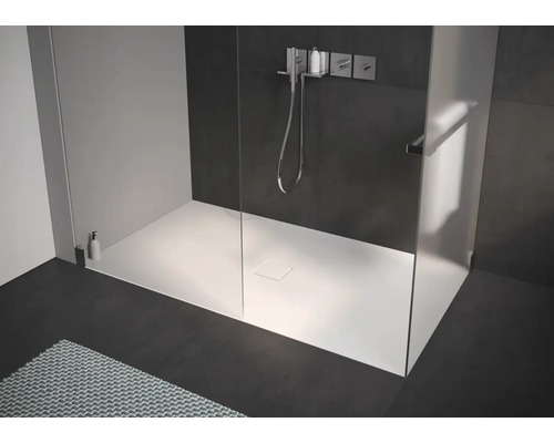 Moderne, ebenerdige Dusche mit Glasabtrennung und Duscharmatur.