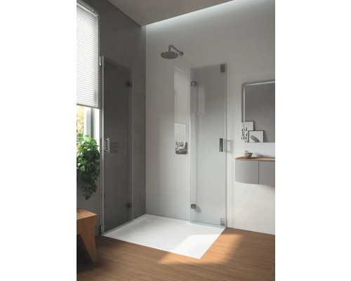 Badezimmer mit Dusche, Duschkopf und Waschbeckenunterschrank