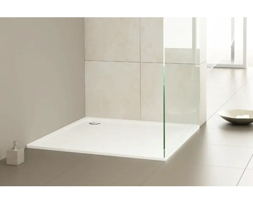 Ebenerdige Dusche mit Glasabtrennung in modernem Badezimmer