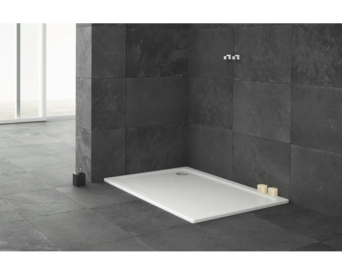 Badezimmer mit flacher, rechteckiger Duschwanne und dunklen Fliesen.