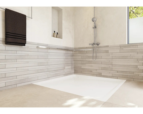 Badezimmer mit Dusche, Handtuch und Regendusche