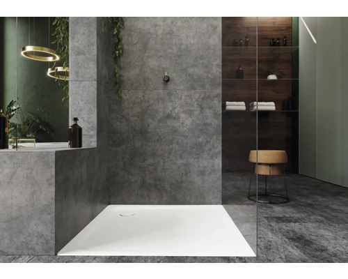 Begehbare Dusche mit Duschwanne und Betonwand