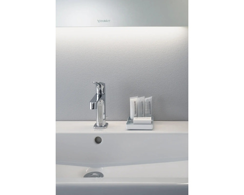 Waschtisch mit Armatur, Seife und Kosmetikprodukten