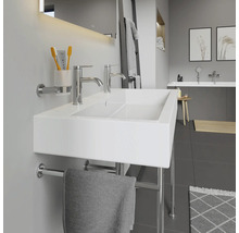 Modernes Badezimmer mit Doppelwaschtisch, Armaturen und Handtuchhalter