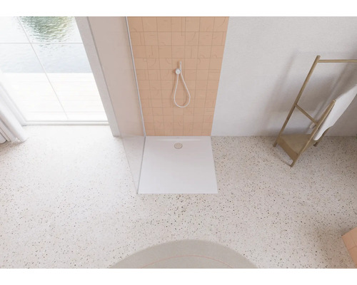 Badezimmer mit Duschwanne, Handtuchhalter und Fenster