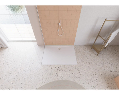 Begehbare Dusche mit Duschkopf und Handtuchhalter im Badezimmer