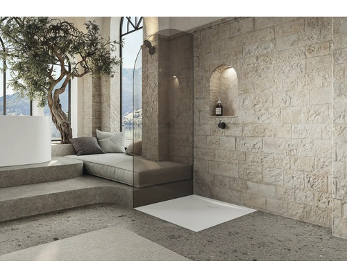 Badezimmer mit Dusche, Sitzbereich und großem Fenster