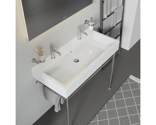 Modernes Badezimmer mit weißem Waschtisch auf Chromgestell