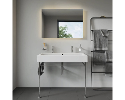 Helles Badezimmer mit Doppelwaschtisch, beleuchtetem Spiegel und Handtuchhalter