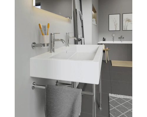 Modernes Badezimmer mit Doppelwaschtisch, Armaturen und Handtuchhalter