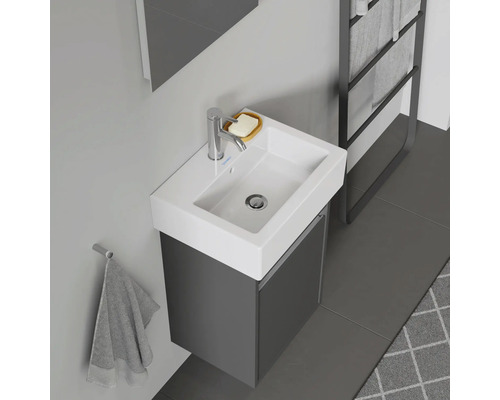 Badezimmer mit Waschbecken, Armatur und Handtuchhalter