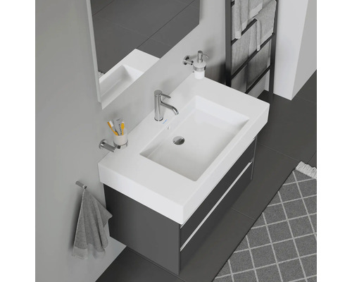 Modernes Badezimmer mit Waschtisch, Spiegel und Handtuchhalter für ein stilvolles Ambiente