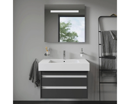 Modernes Badezimmer mit Waschbeckenunterschrank, Spiegel mit Beleuchtung und Handtuchhalter