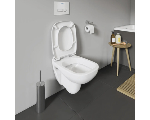 Wand-Tiefspül-WC mit offenem Spülrand und WC-Sitz in einem Badezimmer