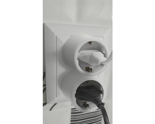 Zwei Steckeradapter sind an eine Steckdose angeschlossen