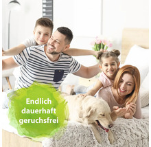 Familie mit Hund liegt auf einem Bett. Auf einem grünen Fleck steht der Text: Endlich dauerhaft geruchsfrei