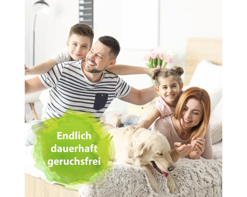 Familie mit Hund liegt auf einem Bett. Auf einem grünen Fleck steht der Text: Endlich dauerhaft geruchsfrei