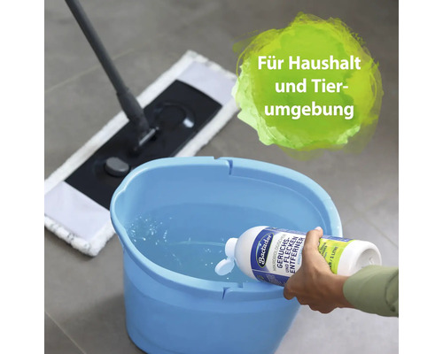 Szene mit Eimer, Mopp und Bactador Geruchs- und Fleckenentferner für Haushalt und Tierumgebung
