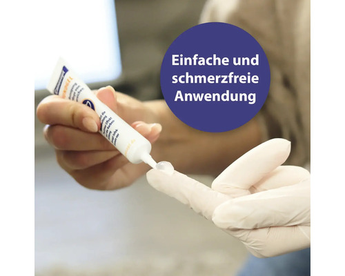 Person trägt Narbengel auf Finger auf