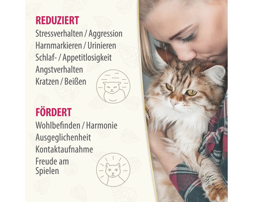 Frau hält Katze: Reduziert Stress, Aggression, Harnmarkieren, Appetitlosigkeit, Angst, Kratzen und Beißen. Fördert Wohlbefinden, Harmonie, Ausgeglichenheit, Kontaktaufnahme und Freude am Spielen.