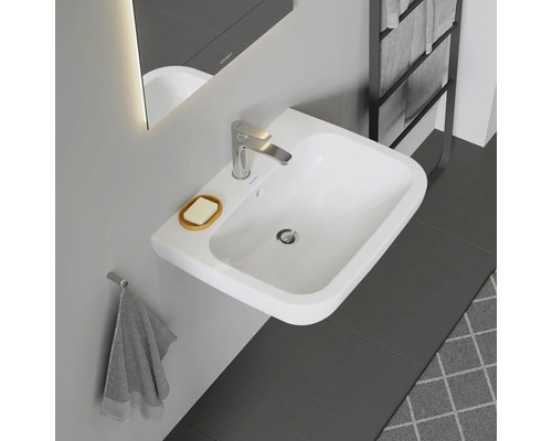 Modernes Badezimmer mit weißem Waschbecken, Armatur und Spiegel
