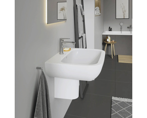 Modernes Badezimmer mit weißem Waschtisch, Armatur und Handtuchhalter