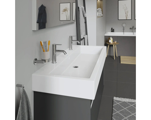 Modernes Badezimmer mit Doppelwaschtisch, Armaturen und Accessoires