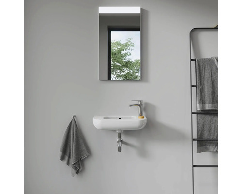 Modernes Badezimmer mit Waschbecken, Spiegel und Handtuchhalter