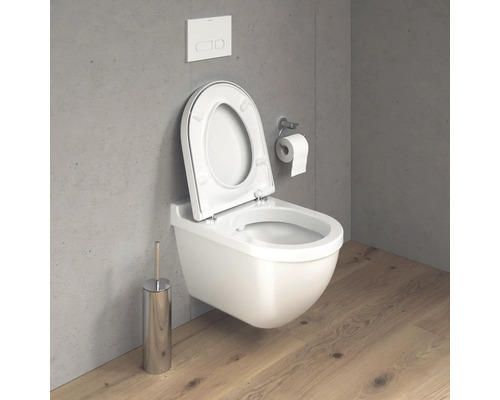 Hänge-WC mit Toilettenbürste und Papierhalter im Badezimmer