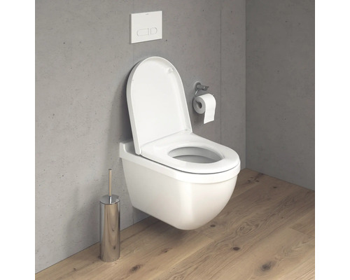 Wandhängendes WC mit offenem Spülrand, Betätigungsplatte, Toilettenpapierhalter und Toilettenbürste