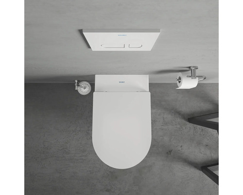 Draufsicht auf eine Toilette mit Spülkasten, Toilettenpapierhalter und Eckventil im Badezimmer