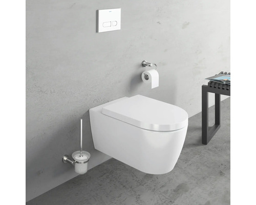 Wandhängendes WC mit Toilettenbürste und Spülkasten vor grauer Wand