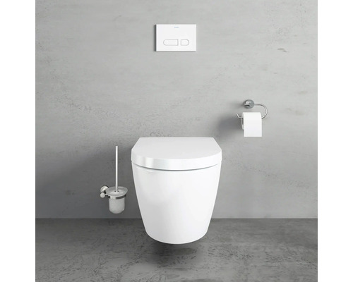 Szene mit einer wandhängenden Toilette, einem Toilettenbürstenhalter, einem Toilettenpapierhalter und einer Betätigungsplatte in einem Badezimmer