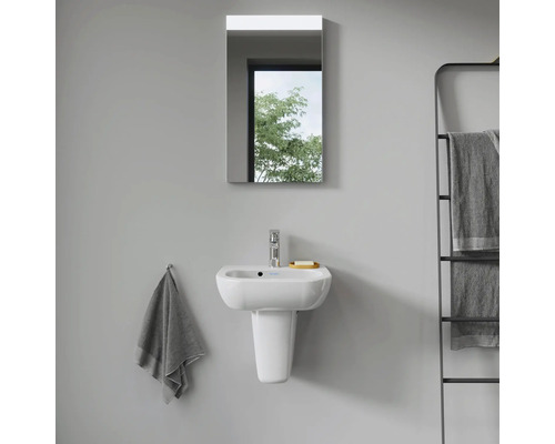 Modernes Badezimmer mit Waschbecken, Spiegel und Handtuchhalter