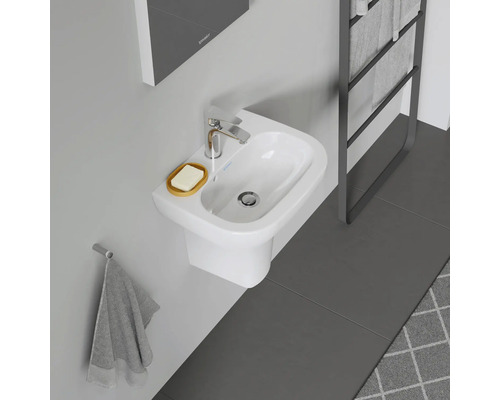 Aufsicht eines Badezimmers mit Handwaschbecken, Armatur und Handtuchhalter