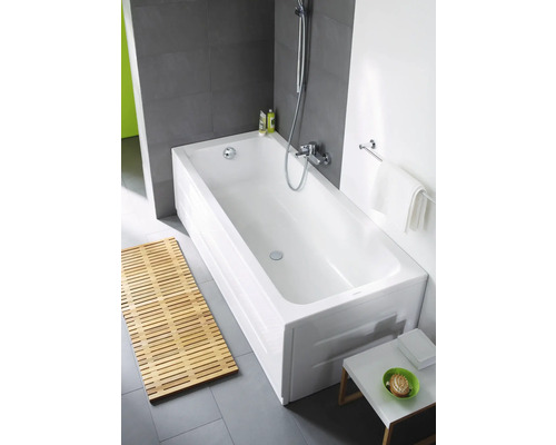 Weisse Badewanne mit Duschkopf und Armatur im Badezimmer.