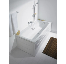 Eingebaute Badewanne mit Duscharmatur und Handbrause im Badezimmer
