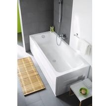 Rechteckige Badewanne mit Duschkopf, Armatur und Badematte im Badezimmer