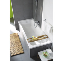 Badezimmer mit Badewanne, Armatur, Handtuchhalter und Badematte
