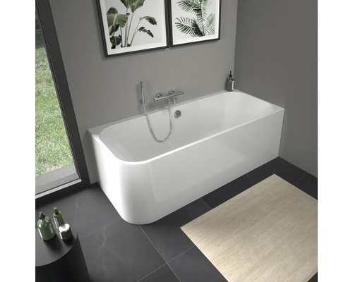 Weisse Badewanne mit Armatur in Badezimmer