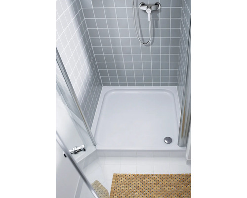 Ebenerdige Dusche mit Duschwanne, Duscharmatur und Duschabtrennung mit grauen Fliesen