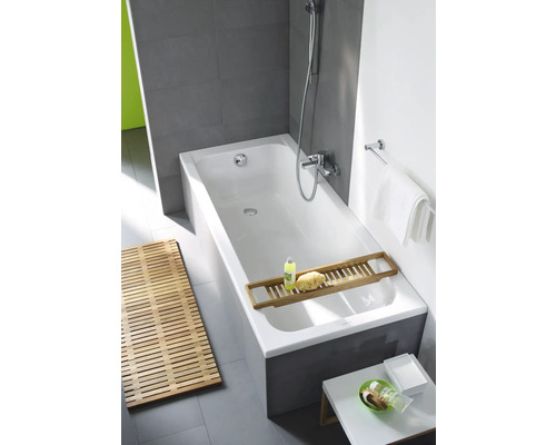 Badezimmer mit Badewanne, Handbrause, Badewannenablage und Badematte aus Holz